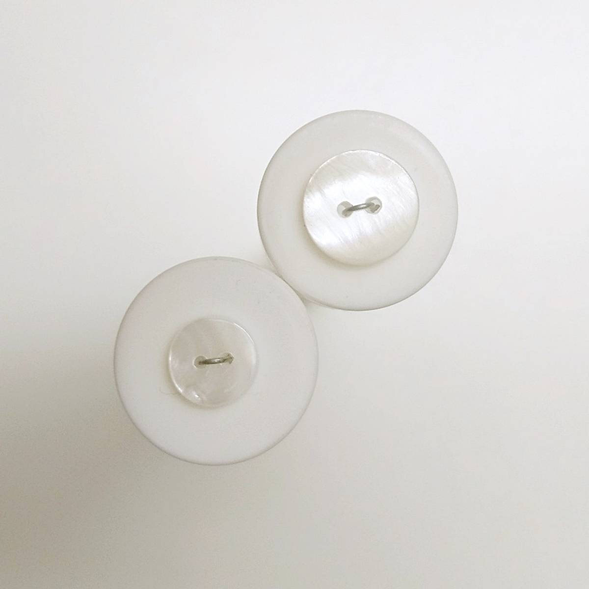 Knapp, 2 hull, perlemor, hvit, 15 mm