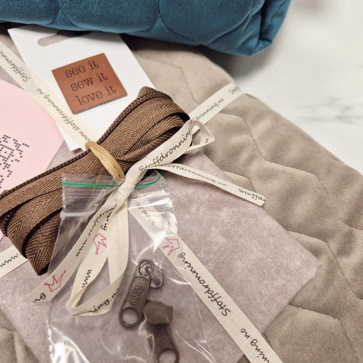 Materialpakke Boxy Pouch - Quiltet velour - sand